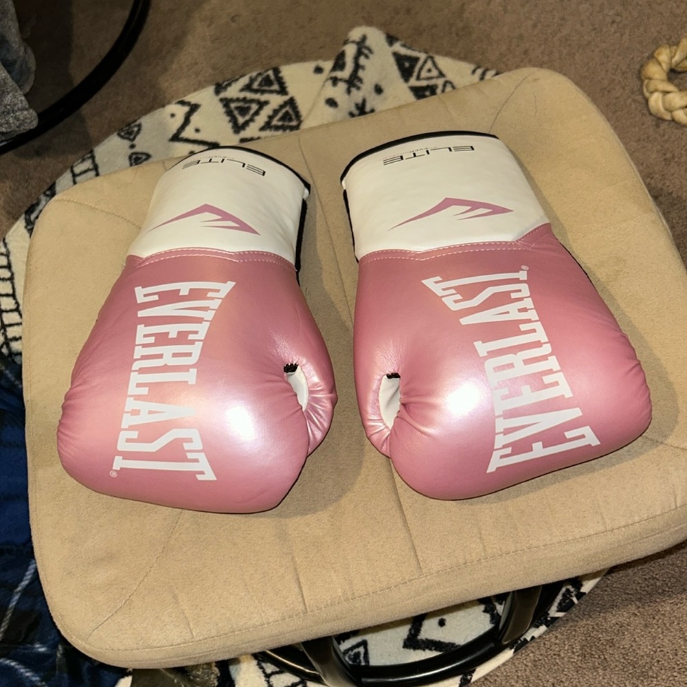 12oz women’s boxing/heavy bag gloves! Used 2x, basically brand new